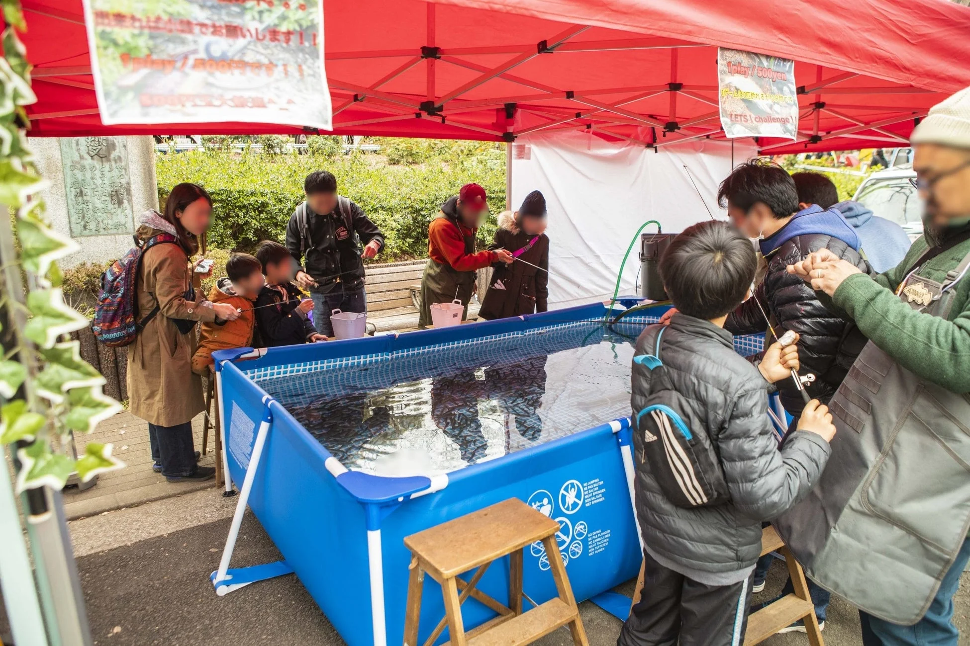 子供たちが釣りを楽しんでいる様子