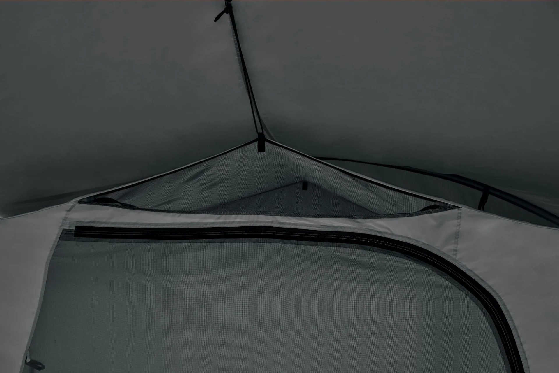 テント内部のメッシュと収納ポケット