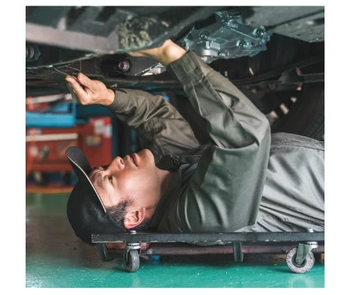 自動車整備士の作業風景