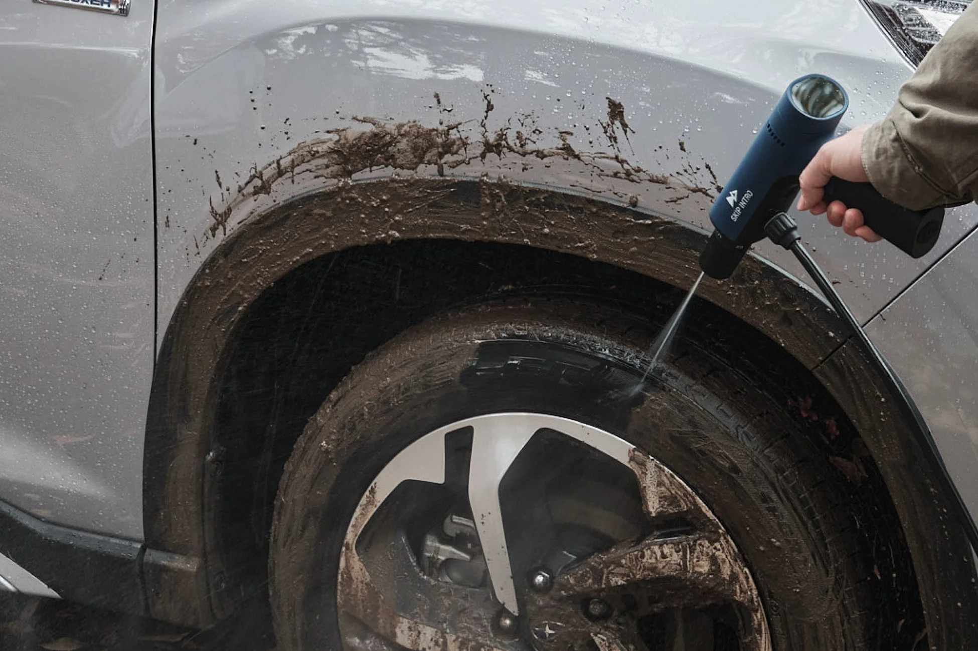 泥だらけのタイヤを洗浄する様子