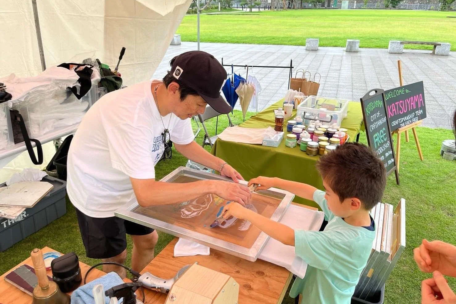 屋外でのスクリーン印刷ワークショップ
