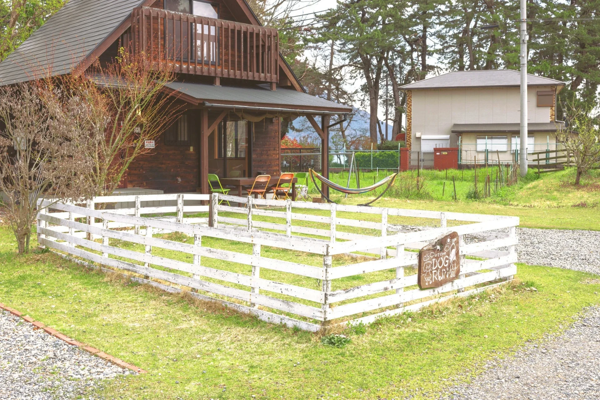 緑豊かな敷地内のコテージとドッグラン