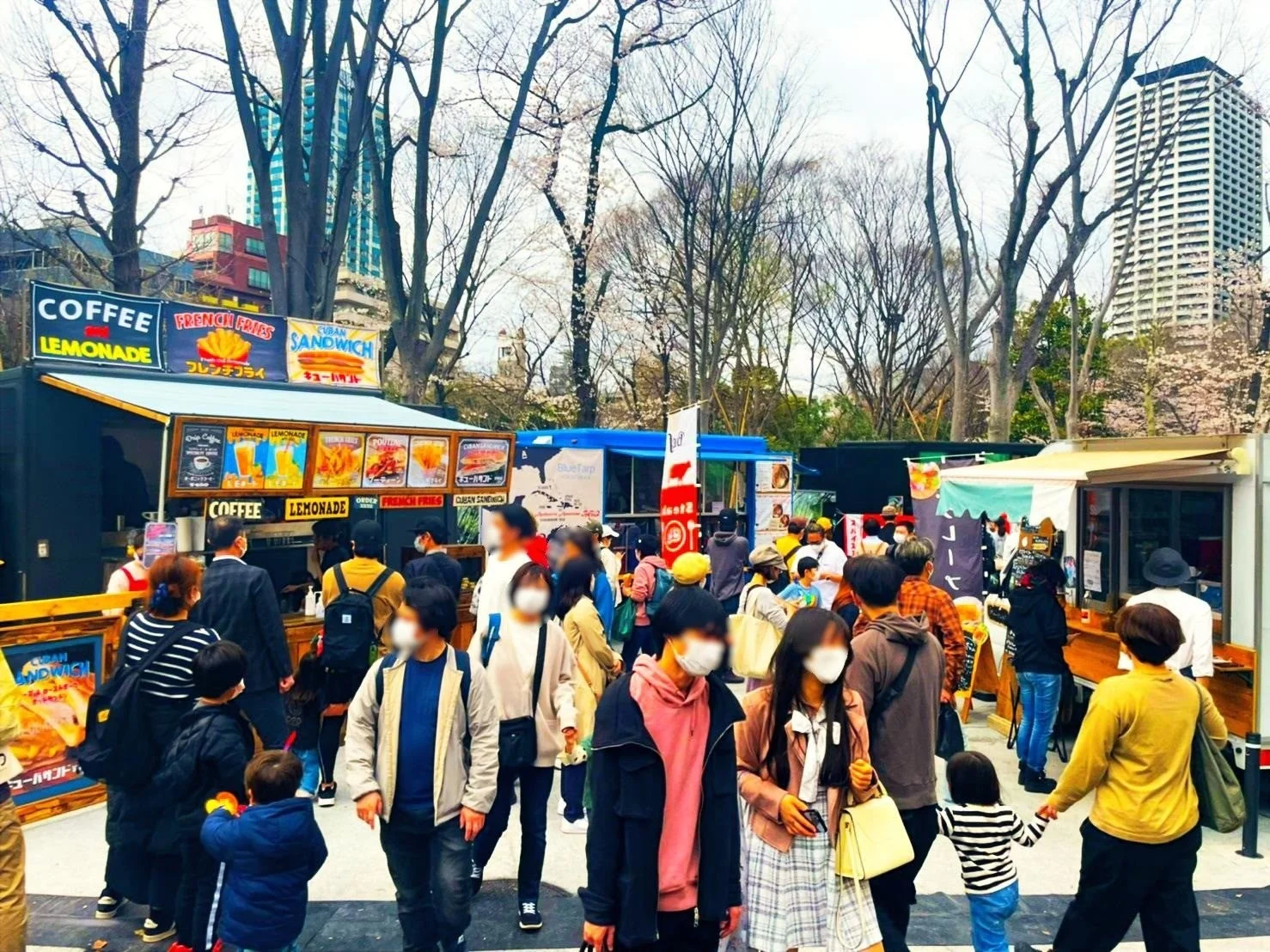 フードトラックと賑わう人々