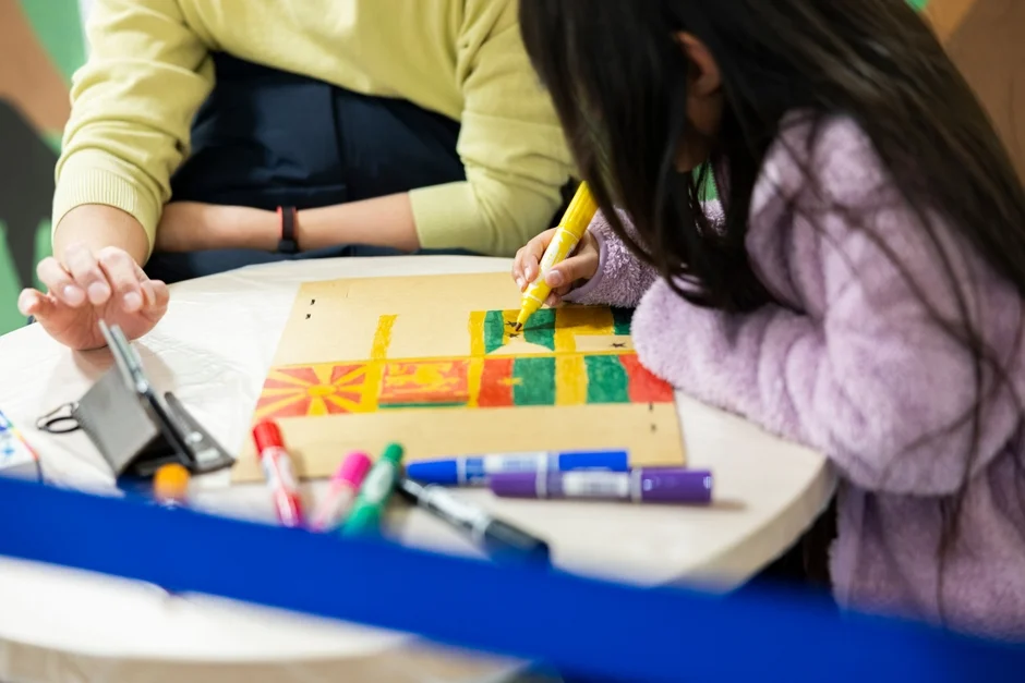 子供と大人がクラフト体験をする様子