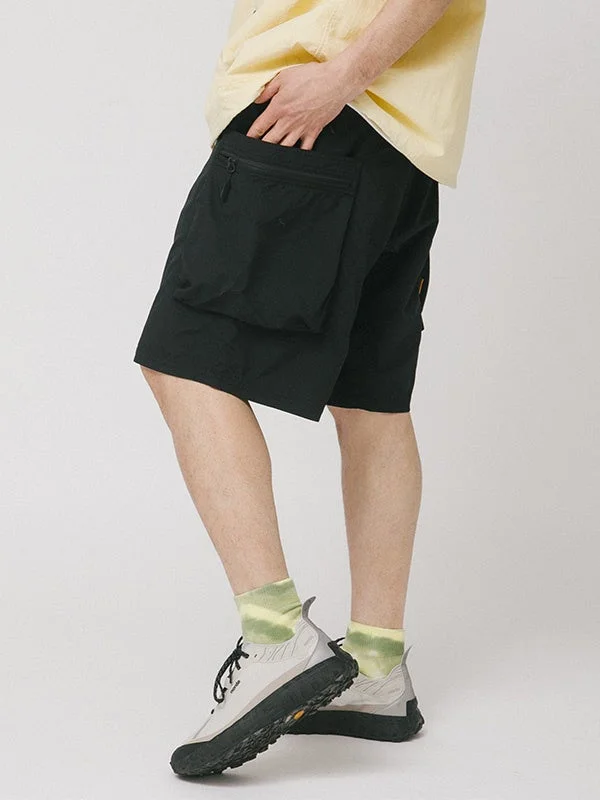 黒いカーゴショートパンツのコーディネート