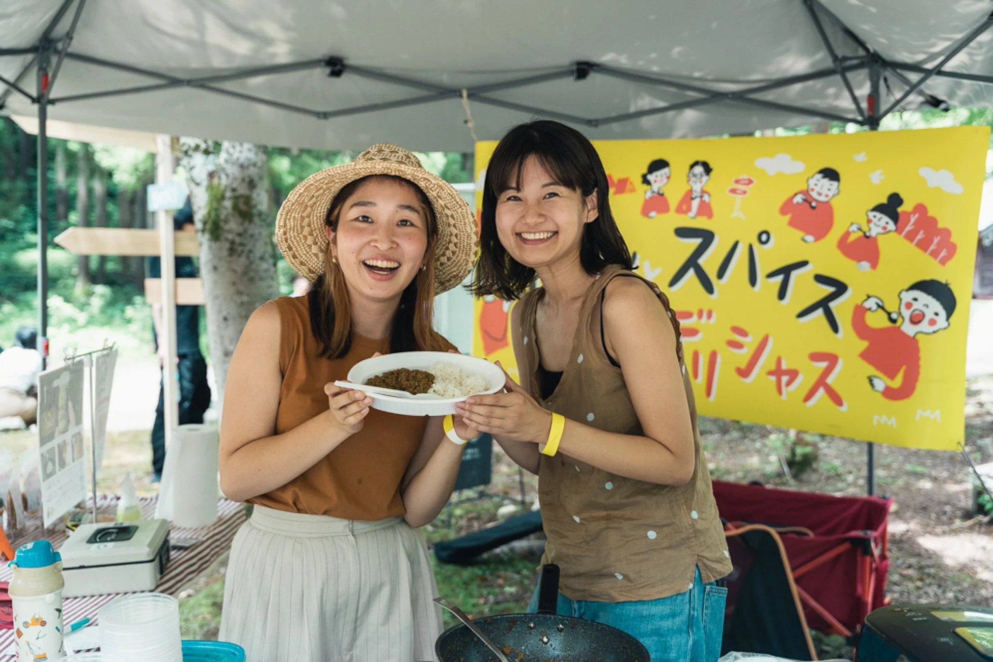 屋外イベントでカレーを販売する女性