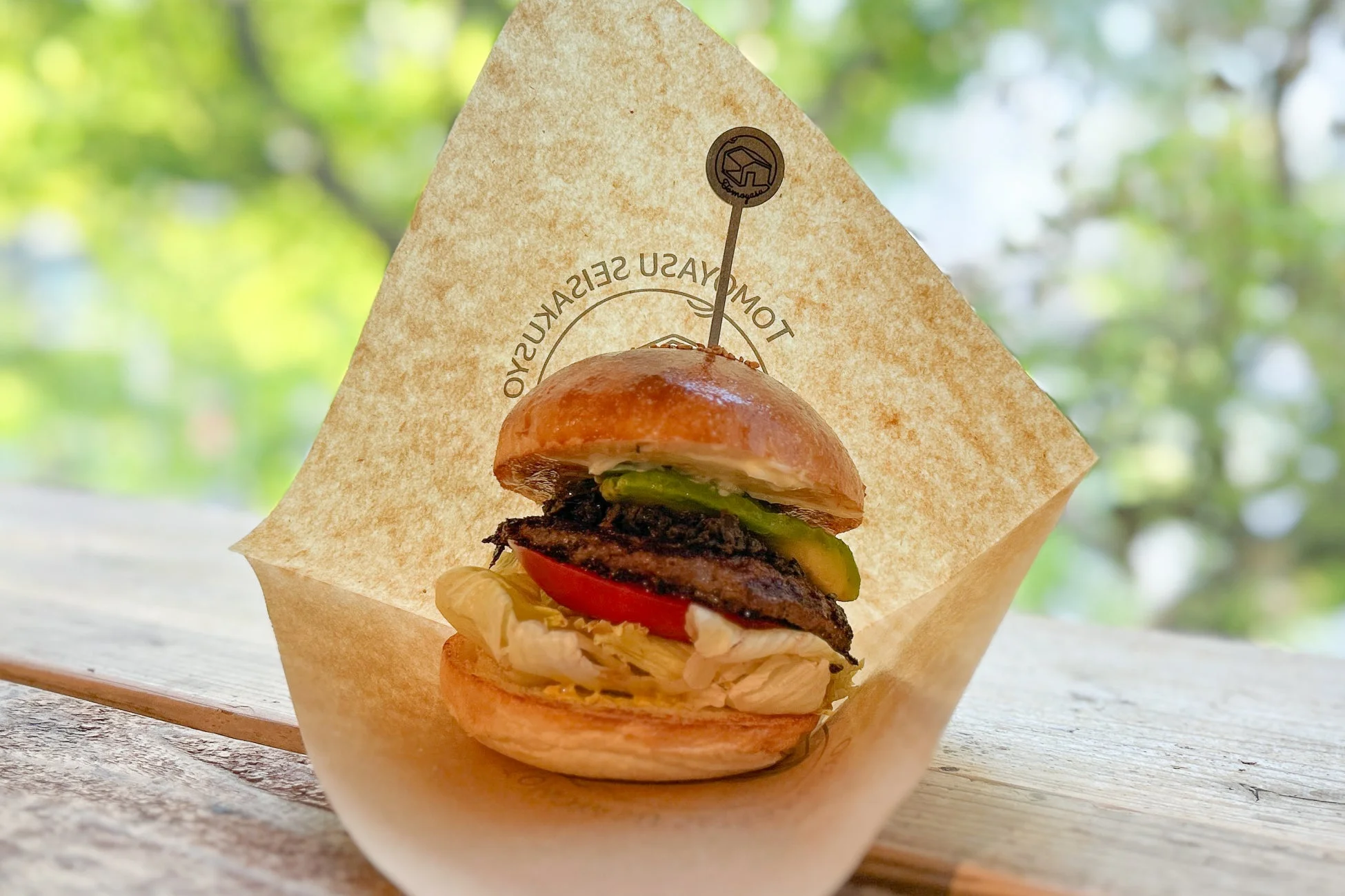 友安製作所カフェのハンバーガー