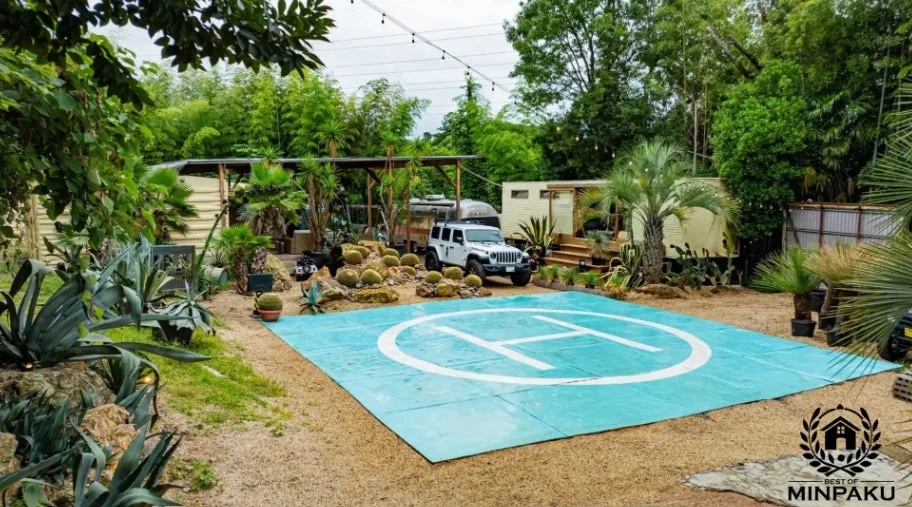 ヘリポートとカリフォルニア風の植物が配された広大な敷地