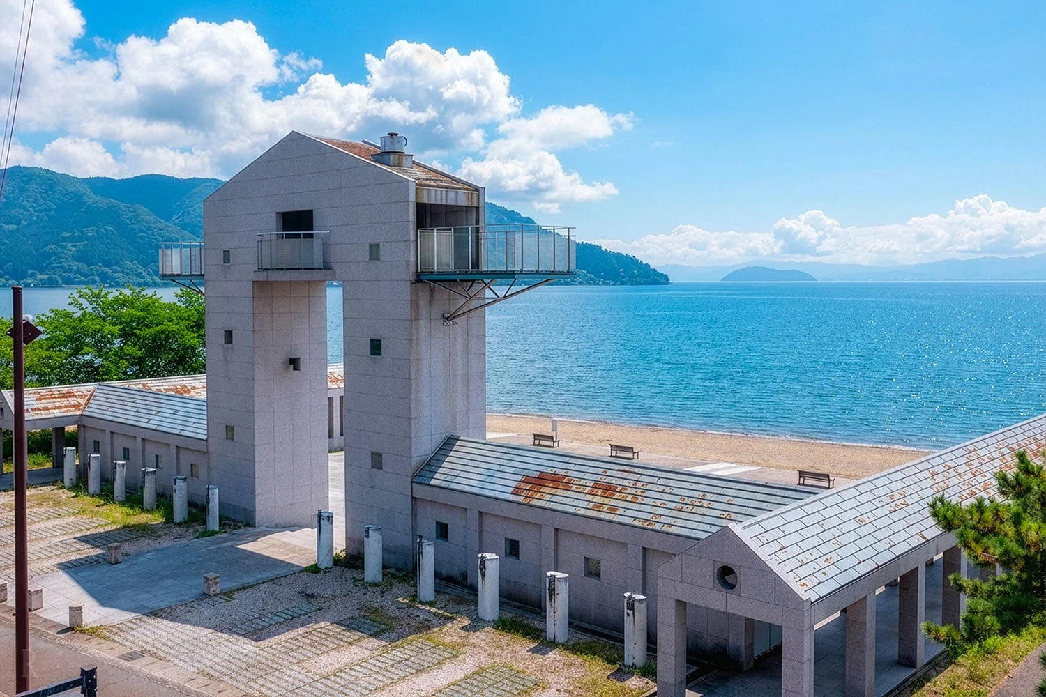 青い湖畔に立つコンクリート製の建物