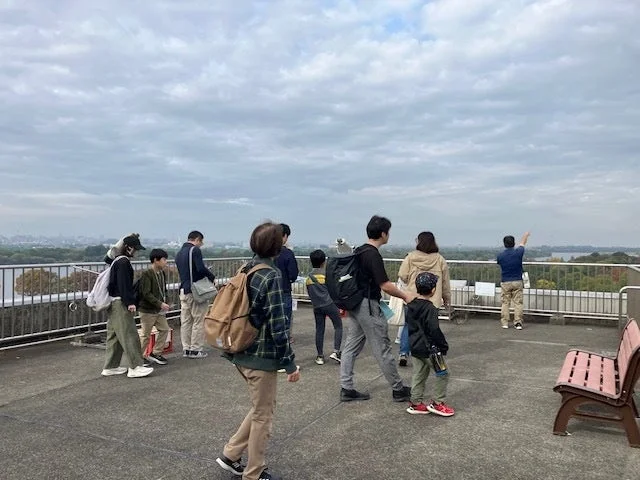 展望台から景色を眺める人々