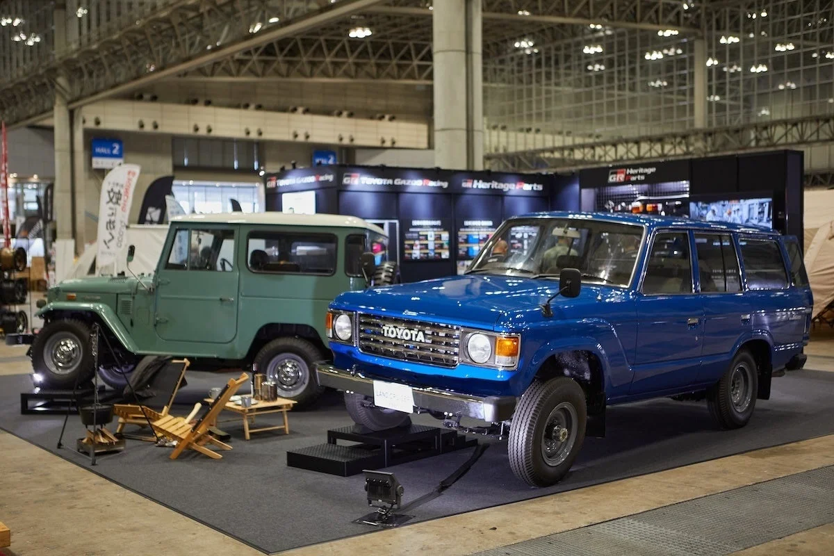 クラシックなトヨタ ランドクルーザーの展示