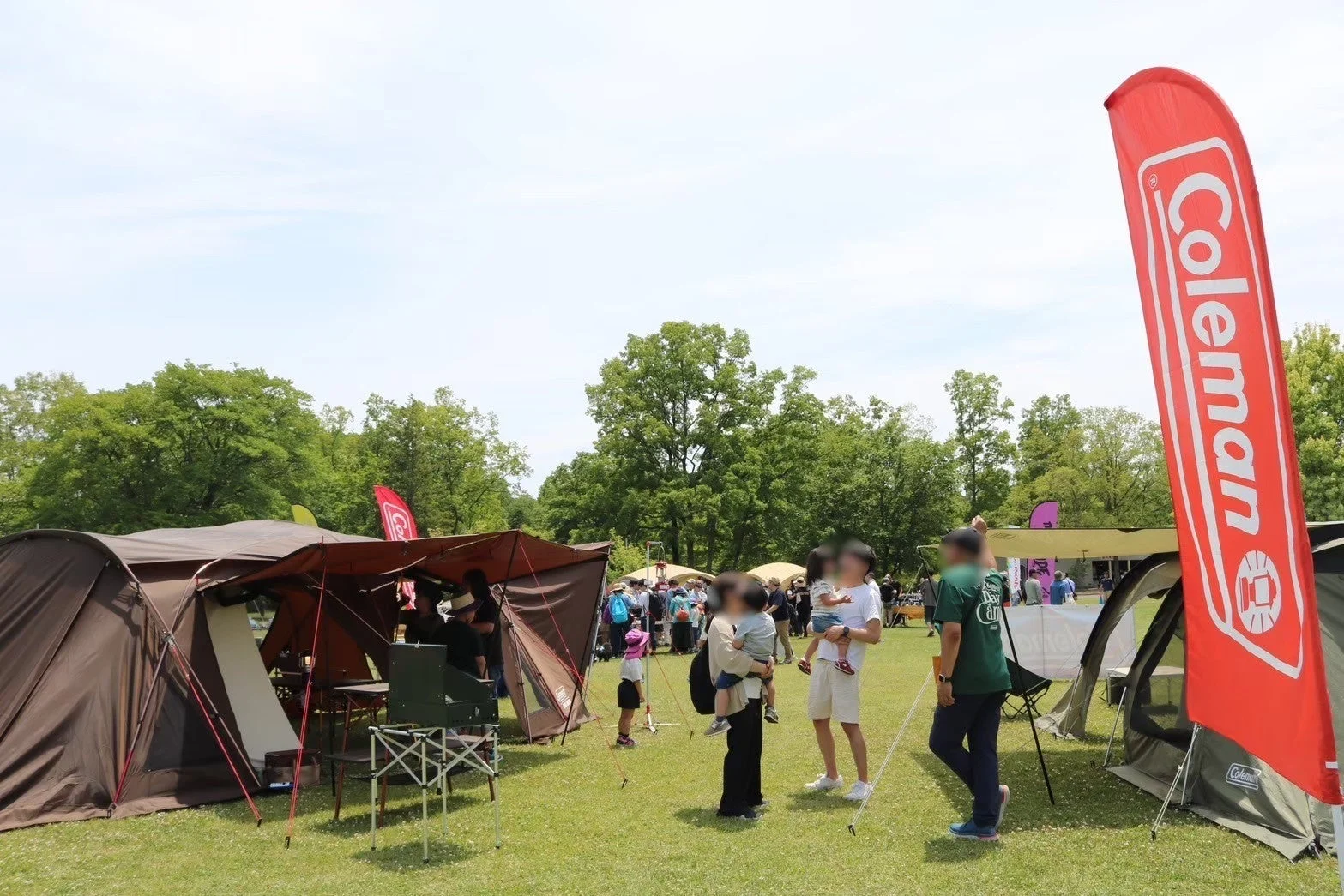 Colemanのテントが並ぶ様子