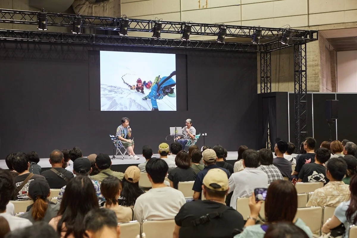 ステージ上で登壇者が話している様子