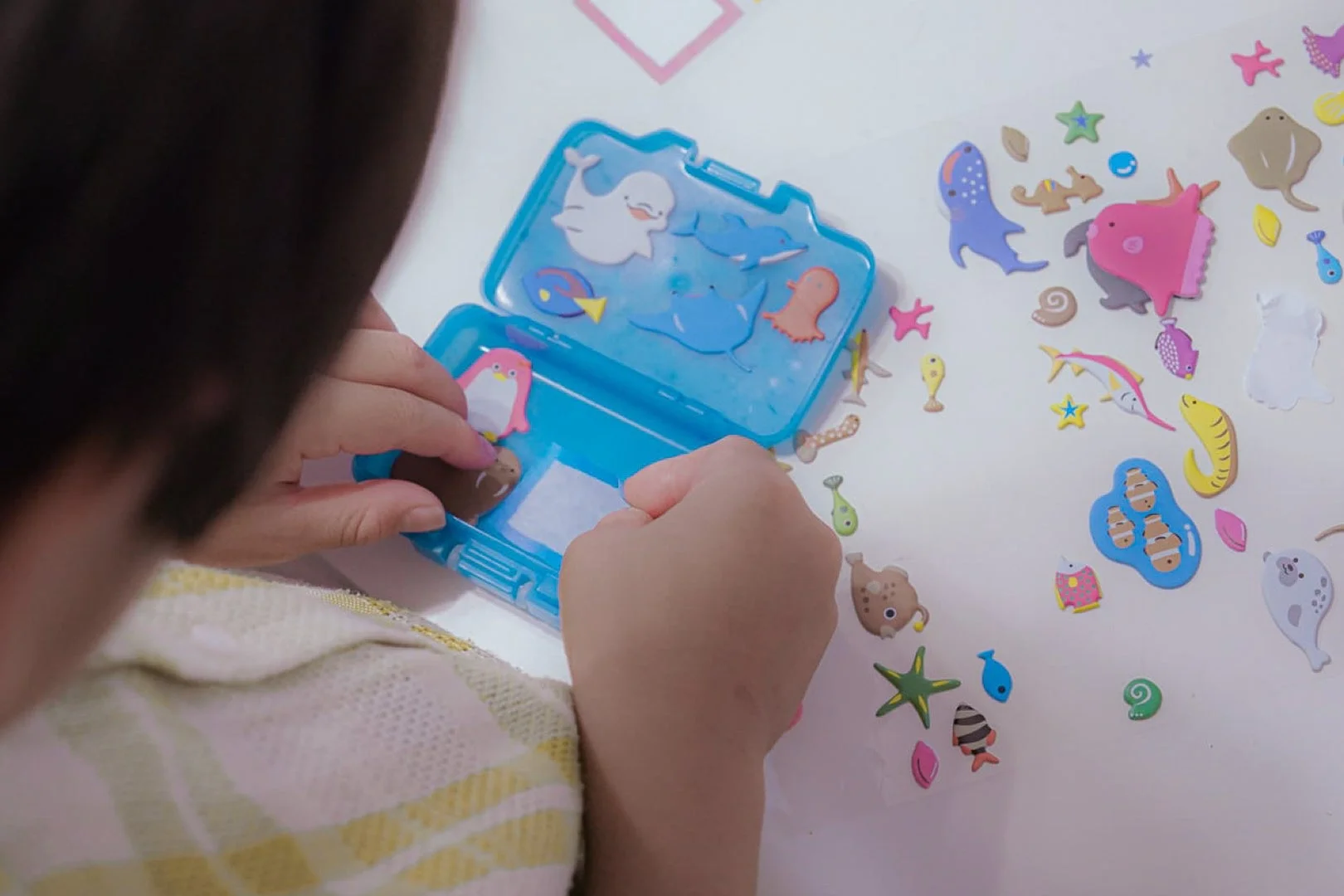 海洋生物のシールで遊ぶ子供