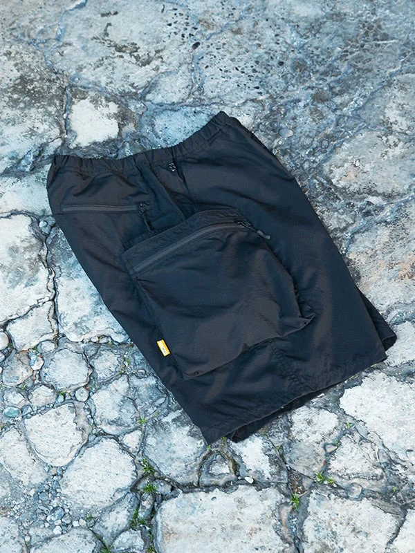 黒いショートパンツのポケット