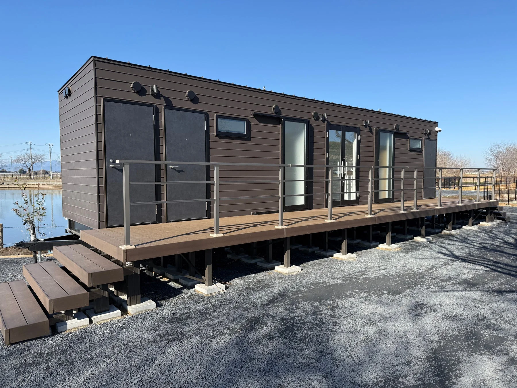 水辺に建つモダンなコンテナハウス