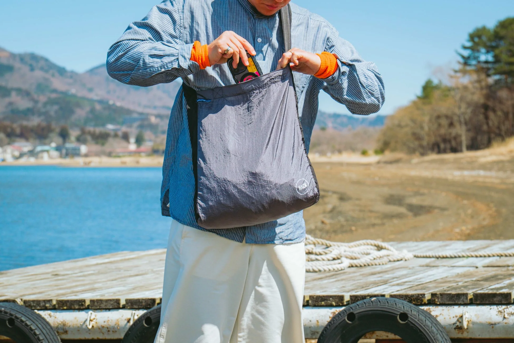 男性がバッグから物を取り出す様子