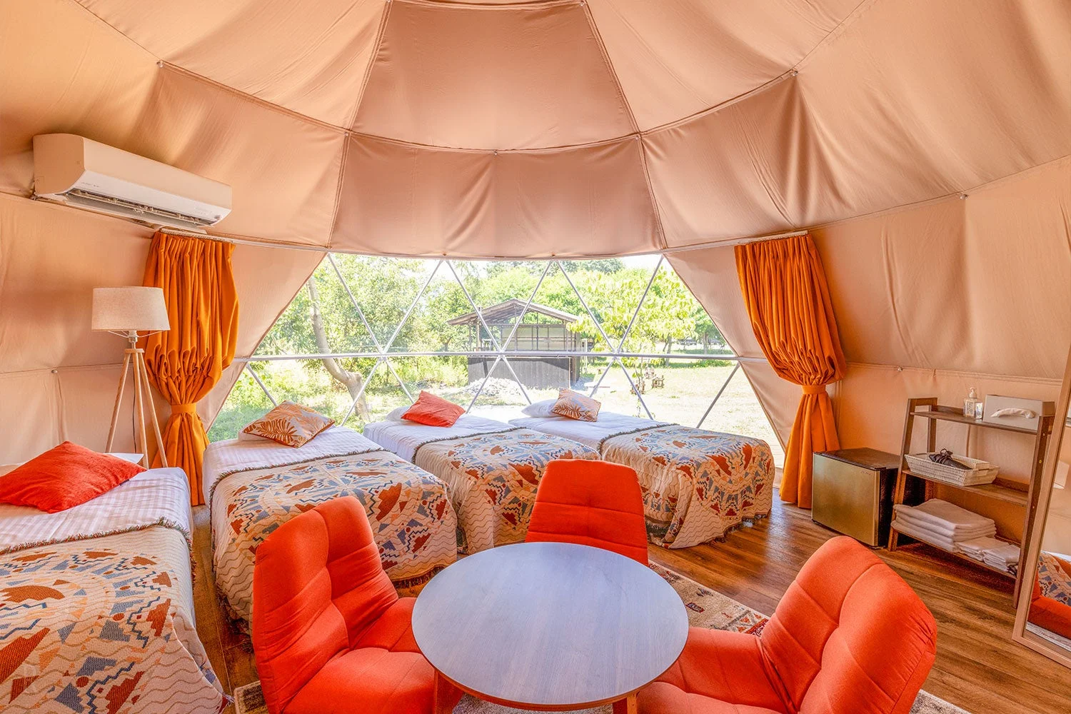 自然に囲まれたドーム型テントの室内