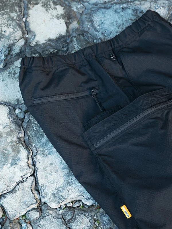 黒いアウトドアパンツ