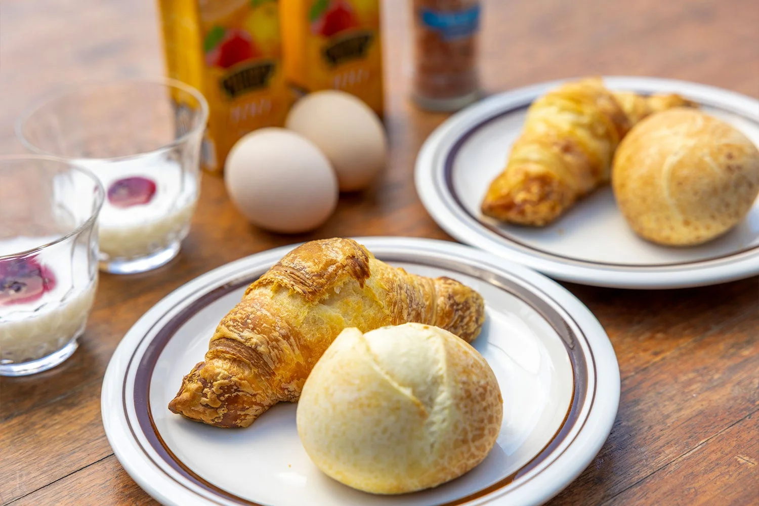 木製のテーブルに並べられた朝食の風景