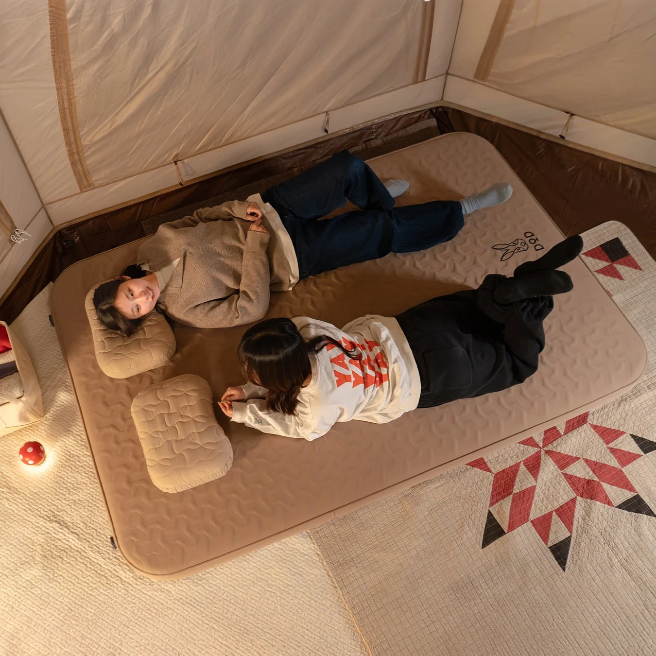 テント内でくつろぐ2人の女性