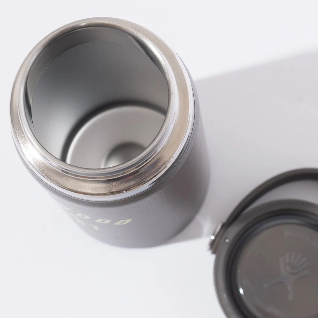 グレーのハイドロフラスク製フードジャーが開いた状態で写っています。