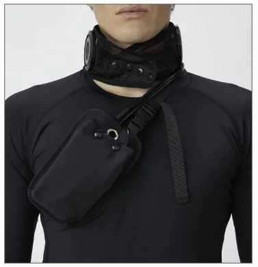 サコッシュを身に着けた男性の画像