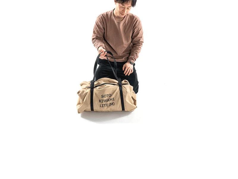 DODの収納バッグを持つ男性