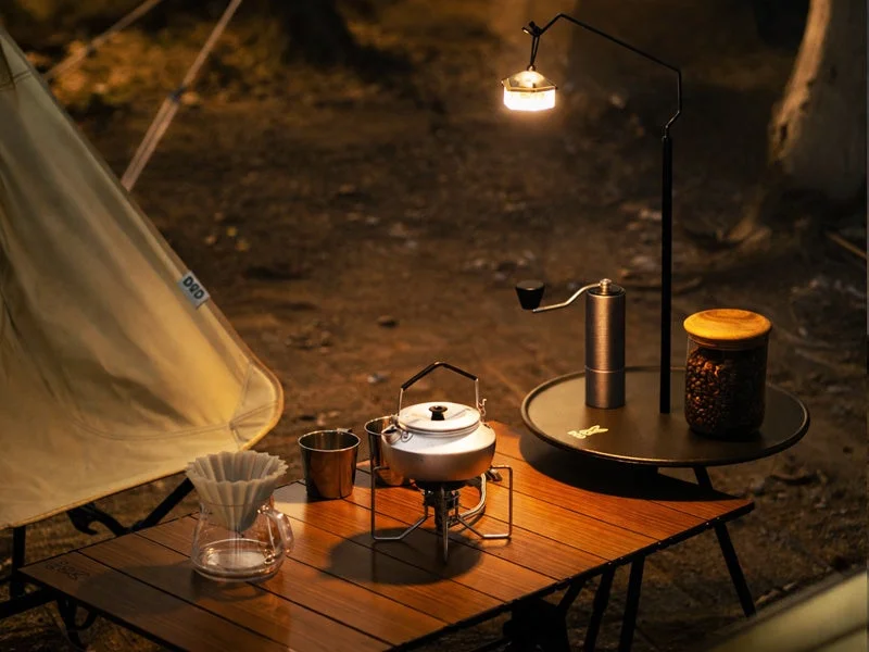 キャンプでコーヒーを淹れる様子