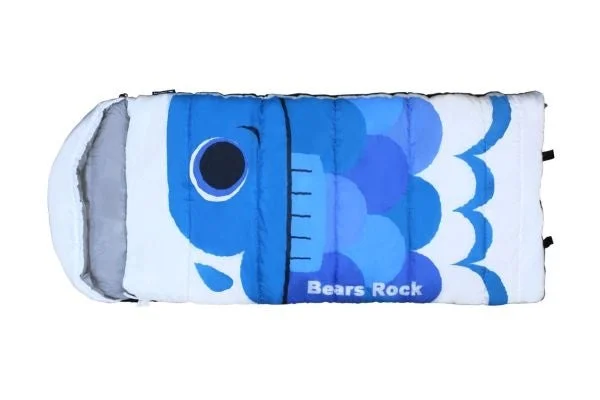 青い魚の形をしたユニークなデザインの寝袋