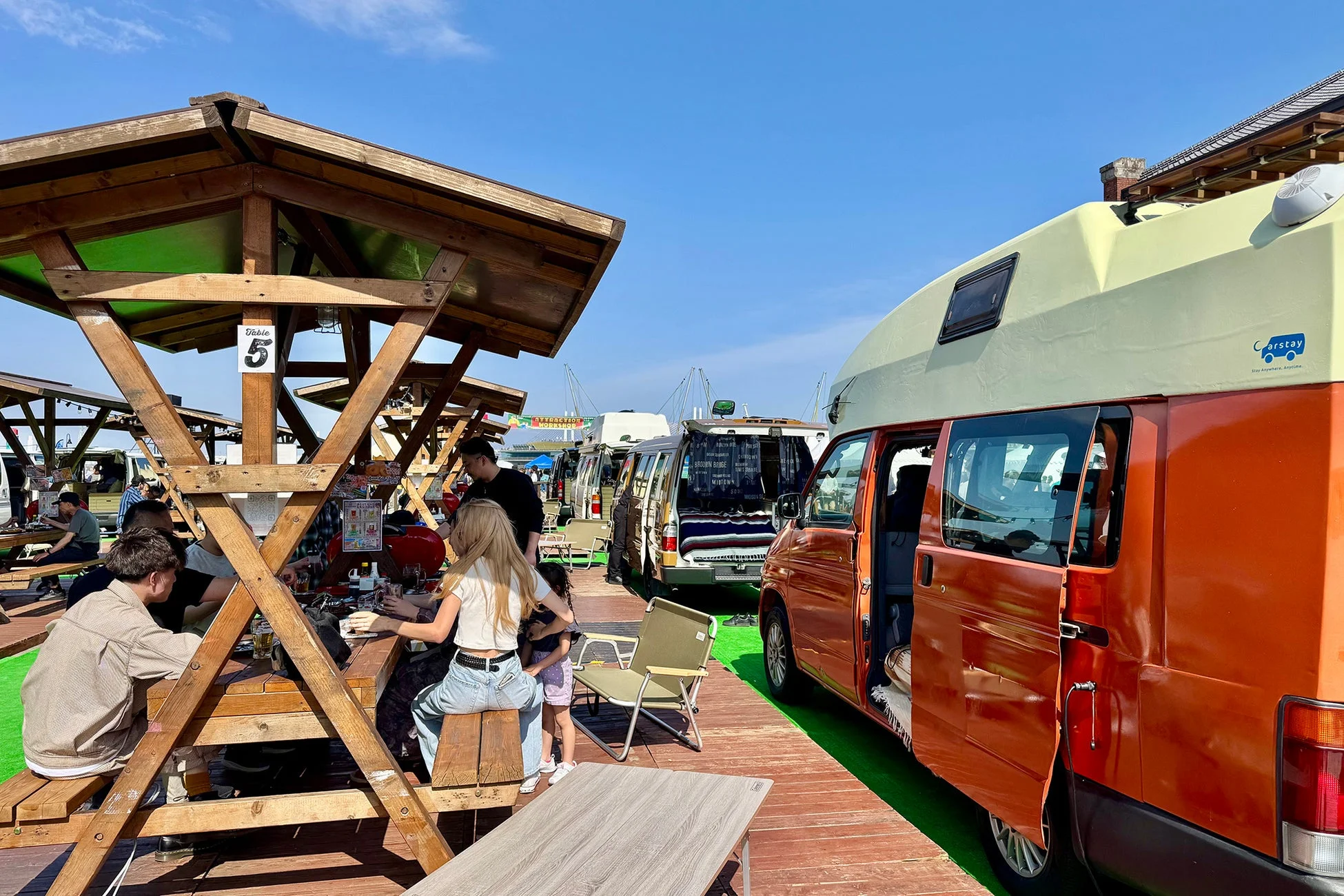 屋外イベントに展示されたキャンピングカー