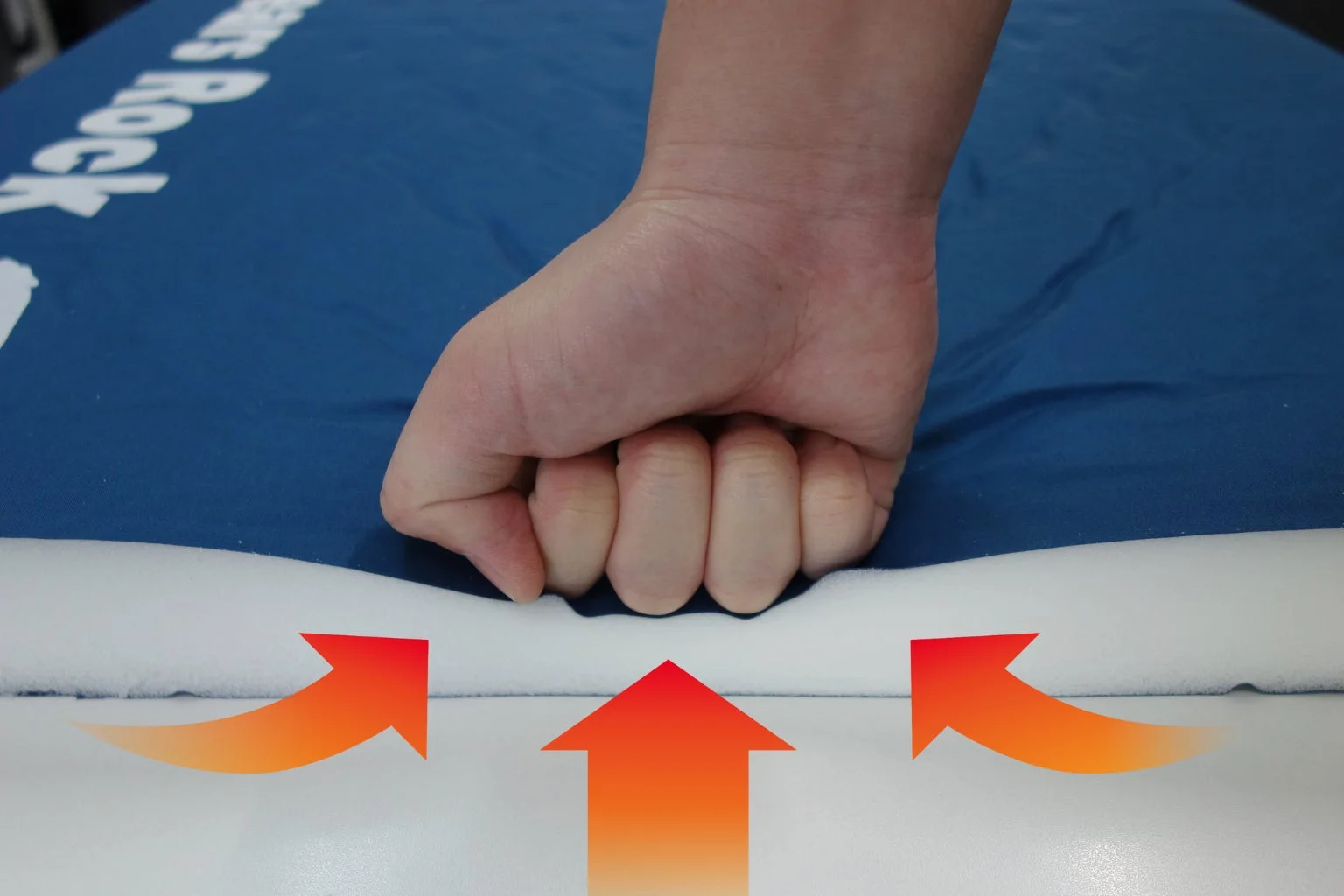 マットに拳を押し当てる様子