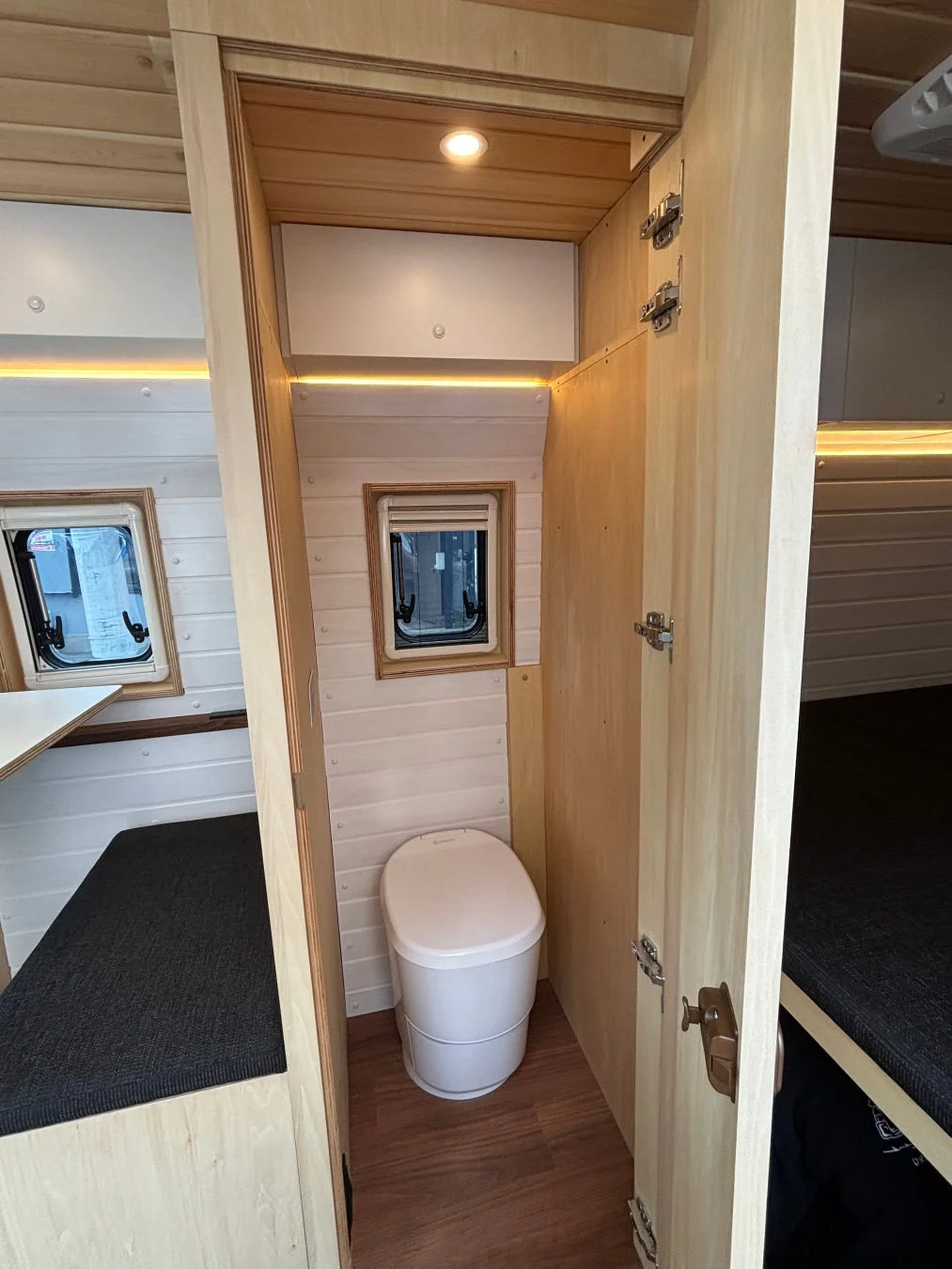 キャンピングカーのコンパクトなトイレルーム