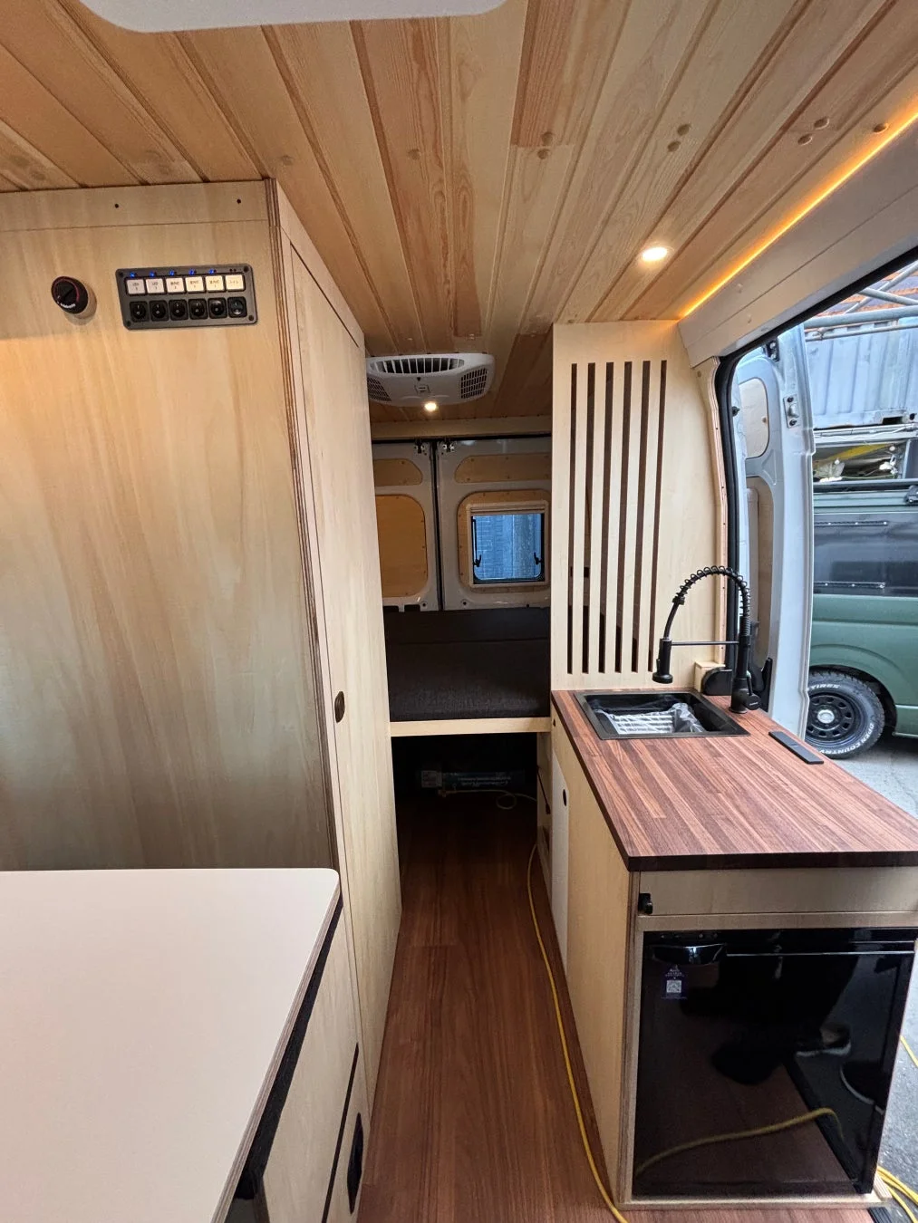 キャンピングカーのキッチンとベッド