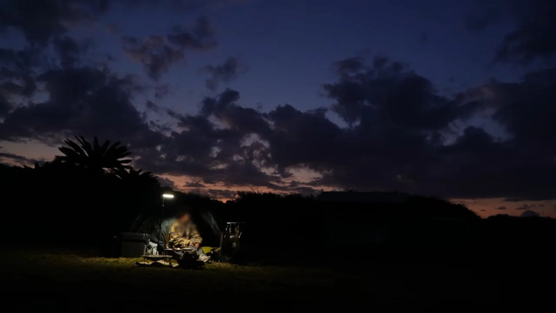 夜のテントと焚き火