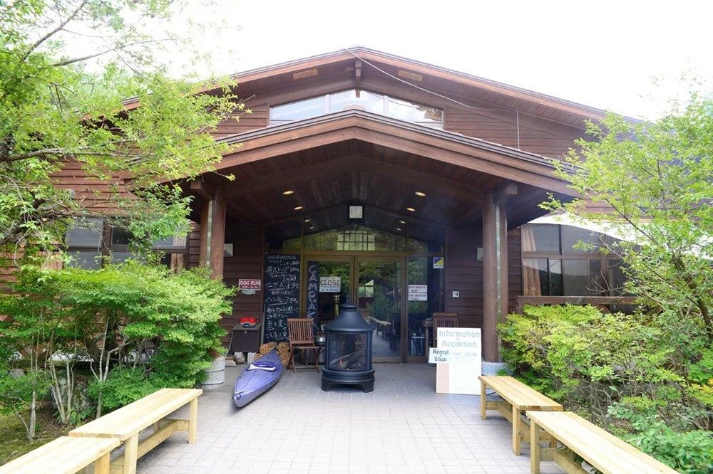 キャンプあかいけの受付とショップ