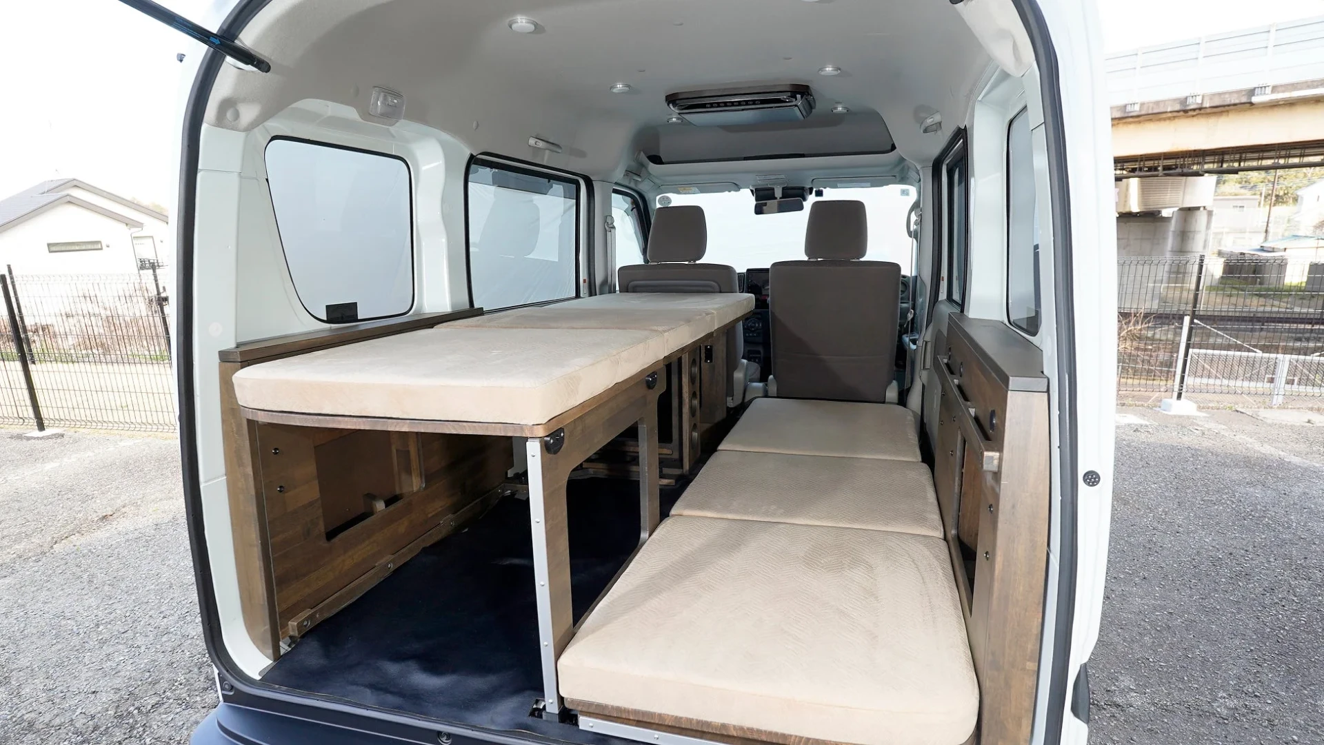 木目調内装のベッド