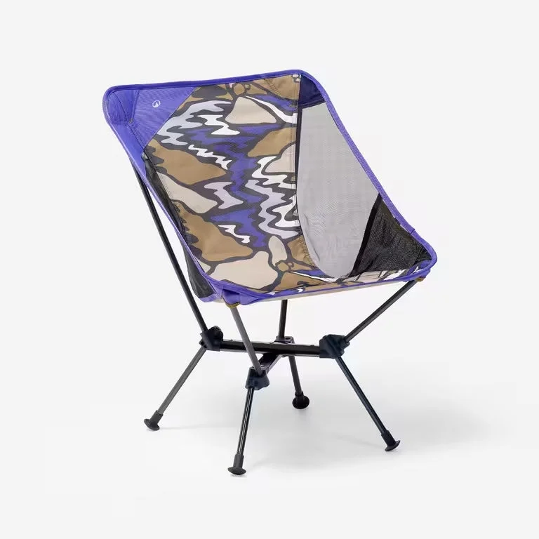 パープルとブラウンの迷彩柄が特徴的な、軽量で折りたたみ可能なアウトドアチェア
