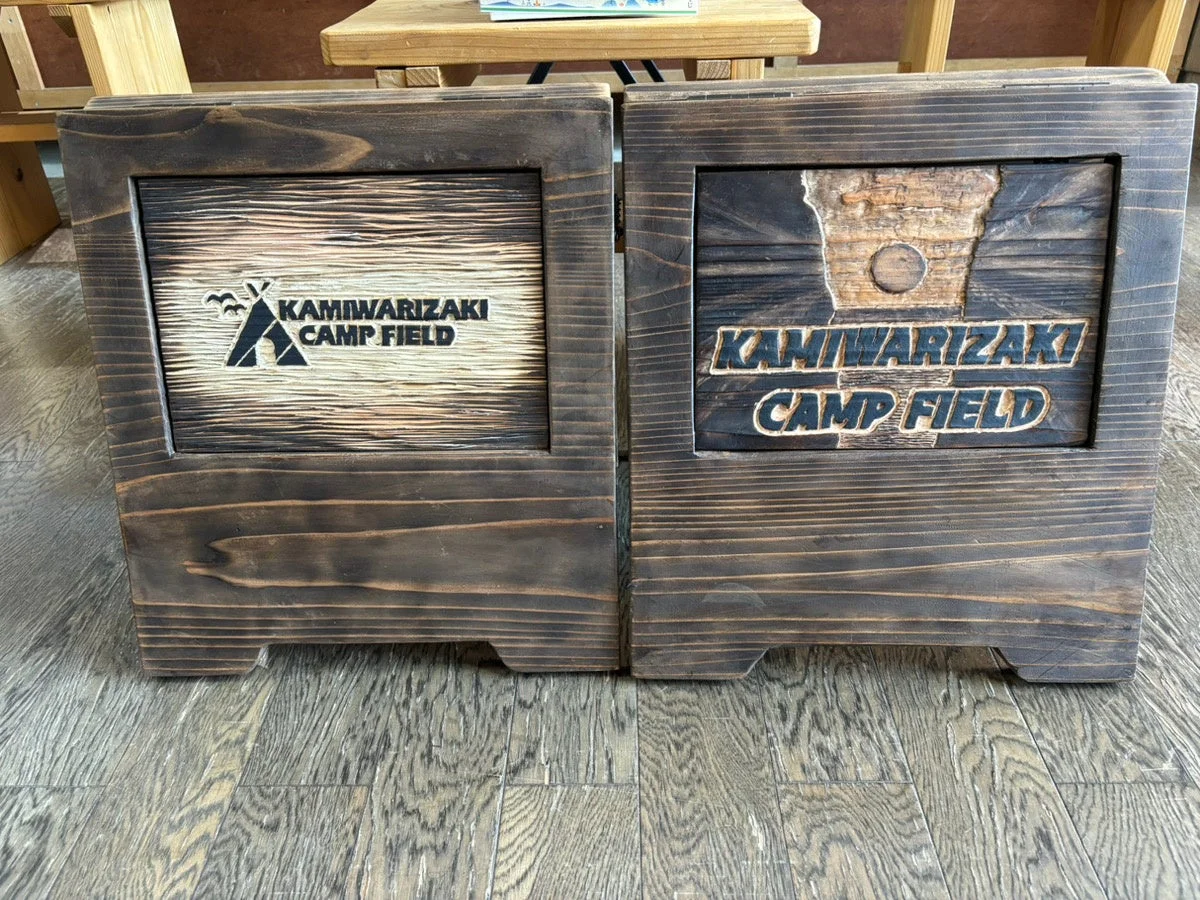 木製の「KAMIWARIZAKI CAMP FIELD」の看板