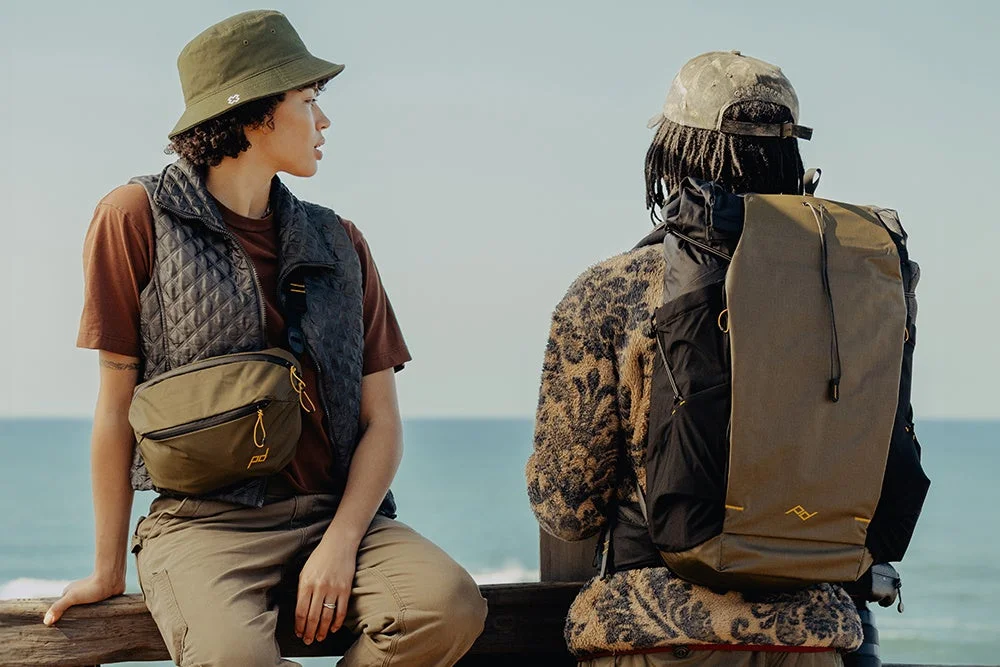 Kelpカラーのバッグを背負った人物の画像