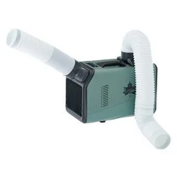 緑色の本体に白いフレキシブルダクトが取り付けられたポータブルエアコンまたはスポットクーラーの画像です。コンパクトで持ち運び可能なデザインで、特定の場所を冷却するのに適しています。