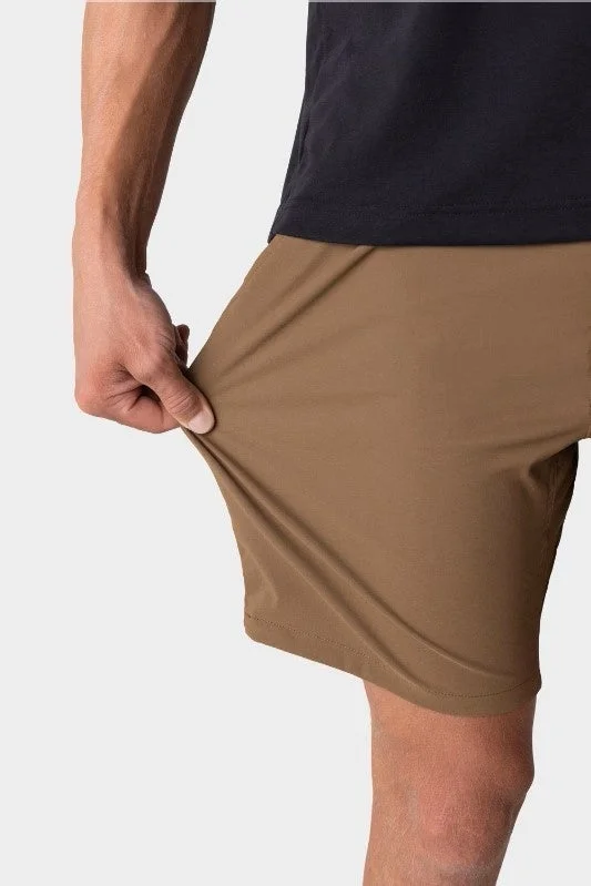 ショートパンツの生地の伸縮性を示す男性