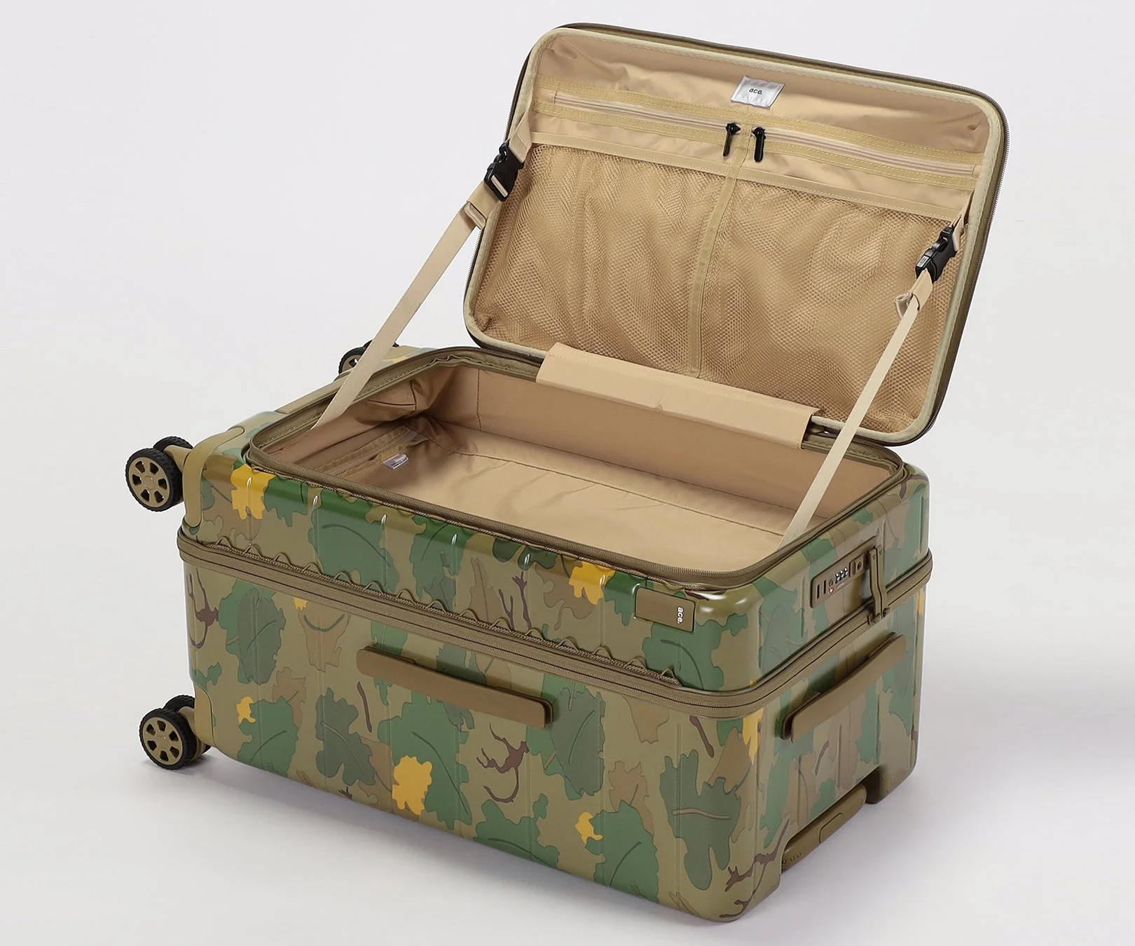 開いた状態のスーツケース