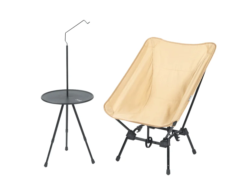 アウトドアチェアとテーブル