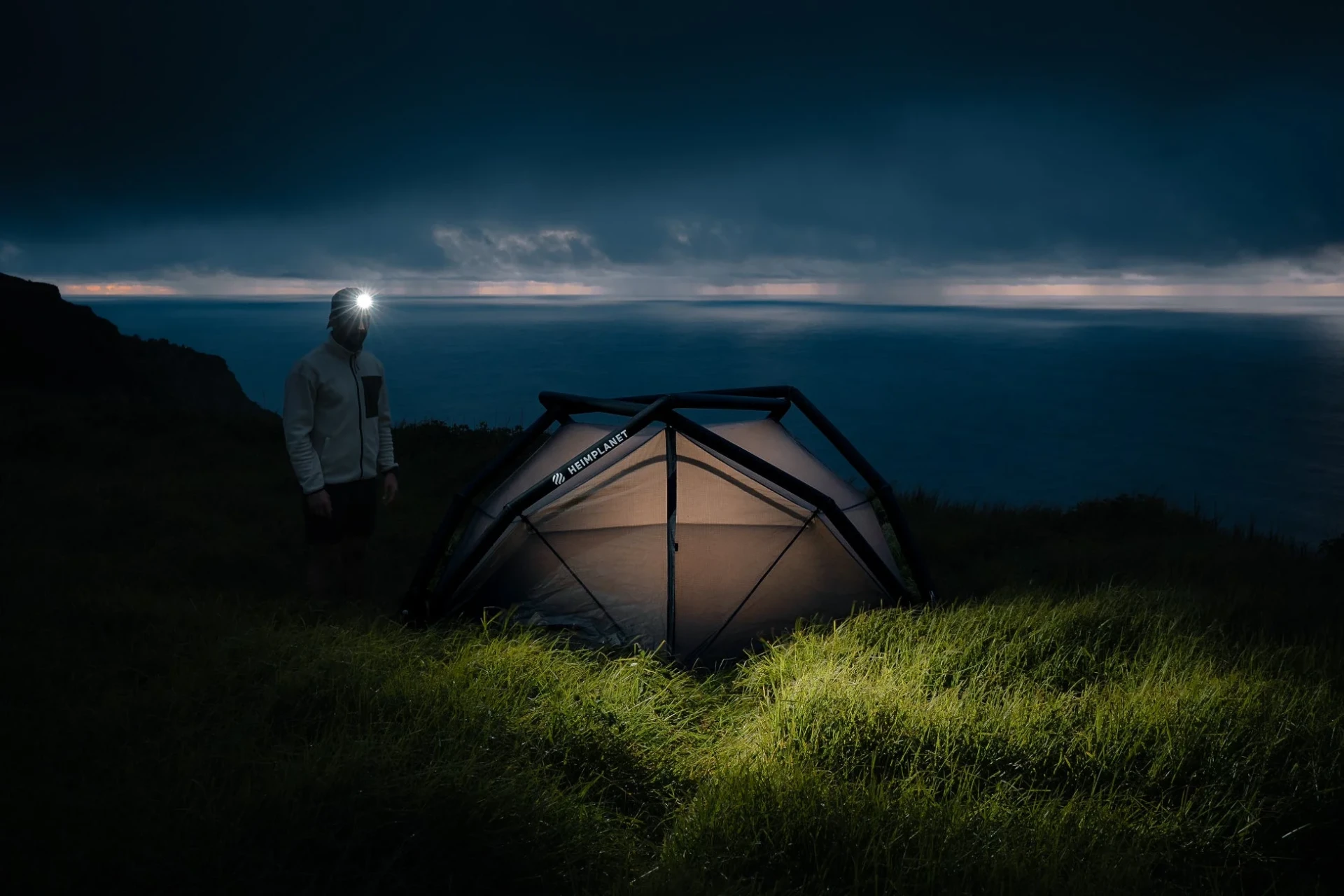 夜のテントと人