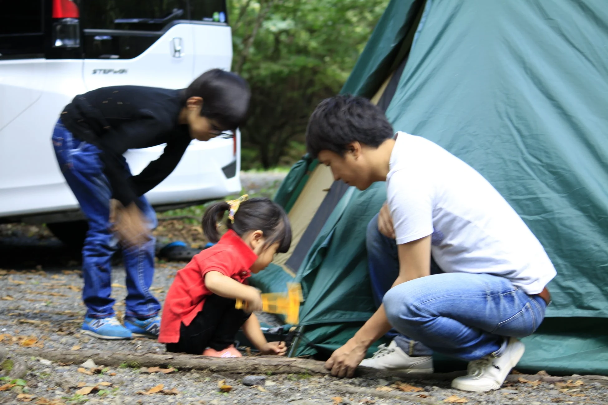家族でテント設営を楽しむ様子
