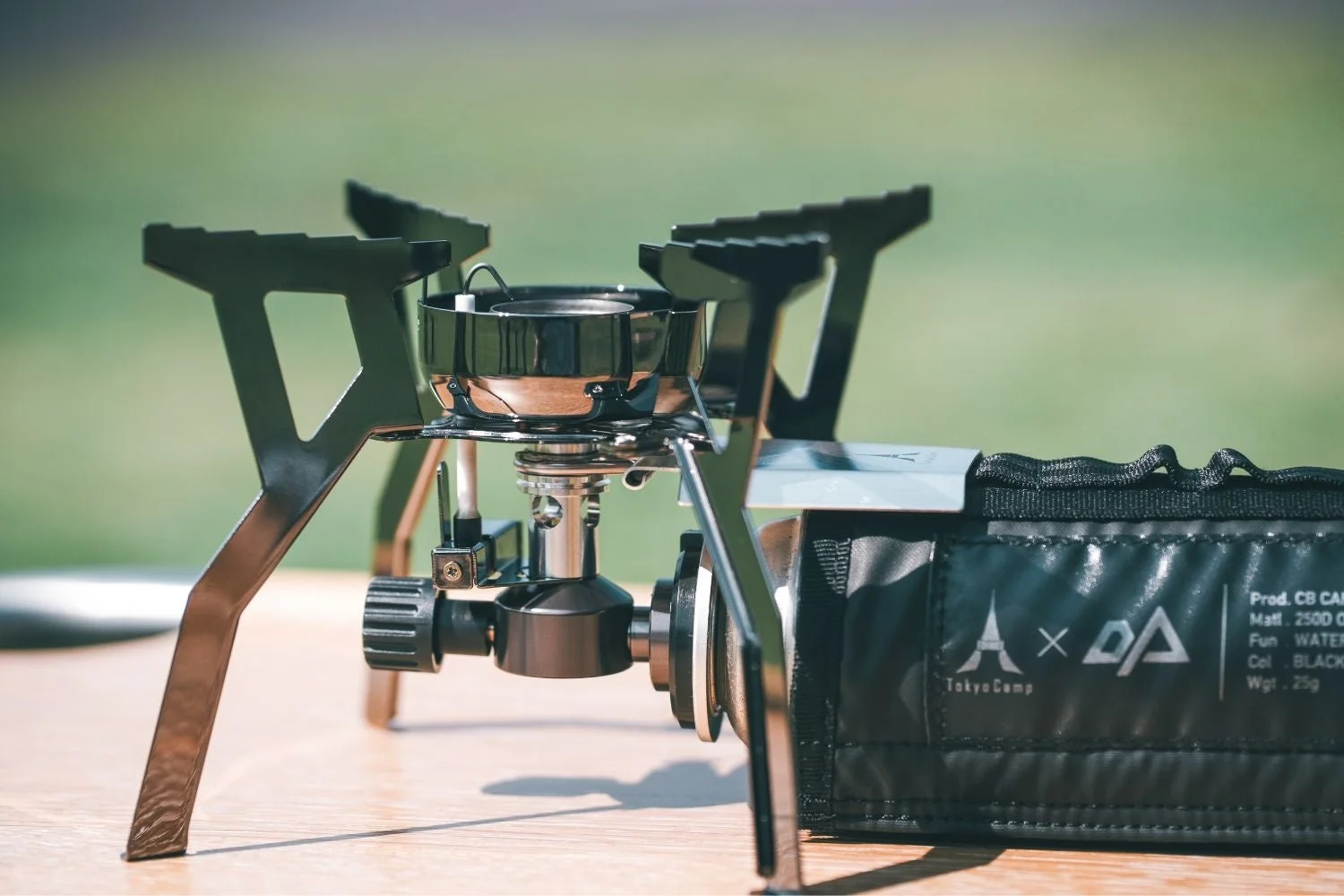 コンパクトなキャンプ用ストーブと収納ポーチ