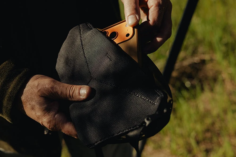 バッグ背面のマグネット式ポケットの画像