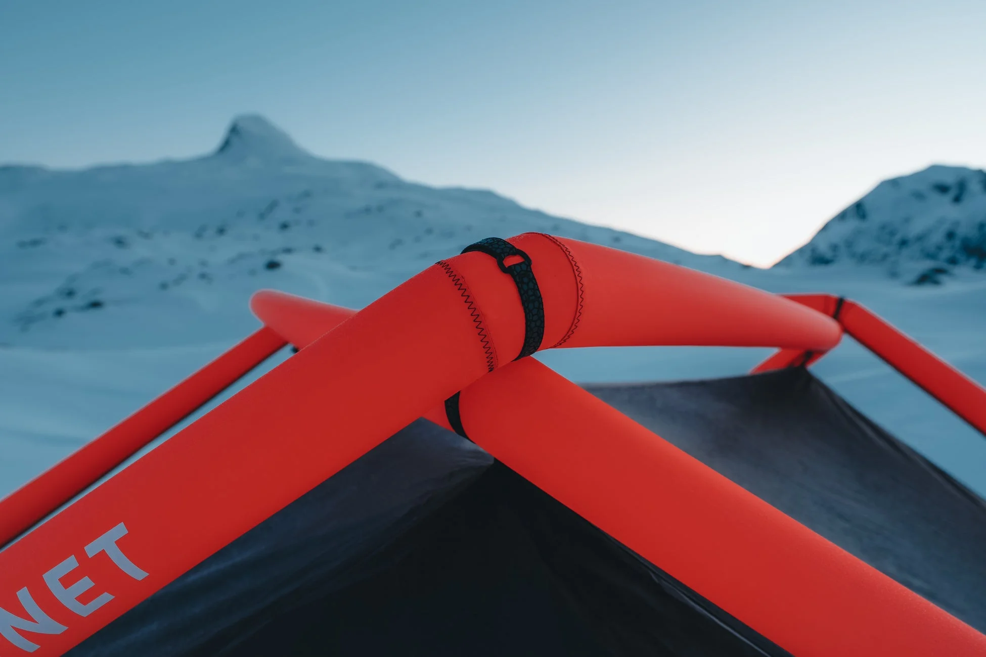 雪山の赤いエアフレーム