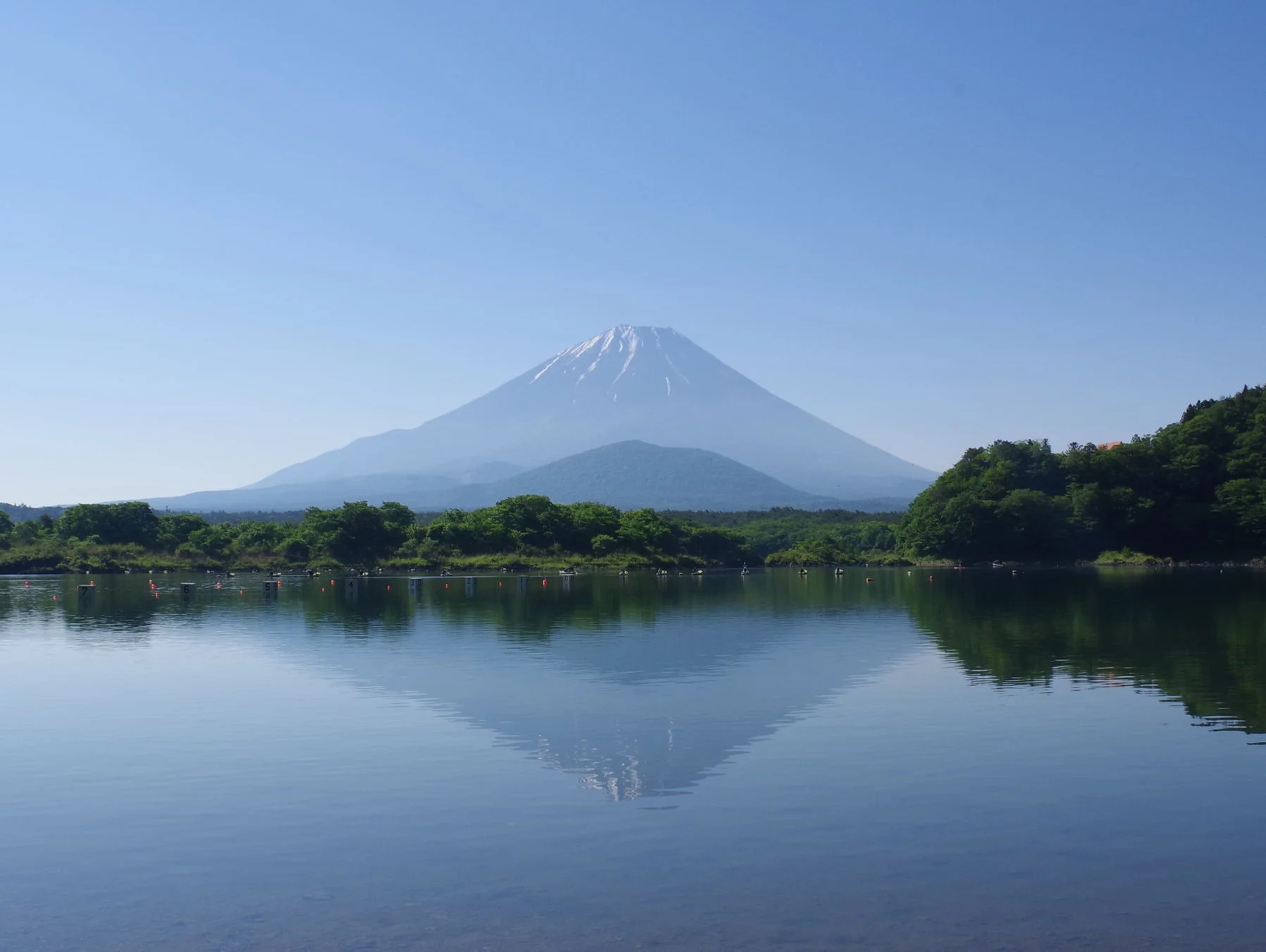 逆さ富士が映る精進湖